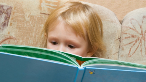 bebé leyendo libro aprendizaje temprano