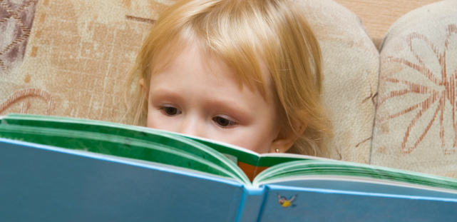 bebê lendo livro aprendizagem cedo