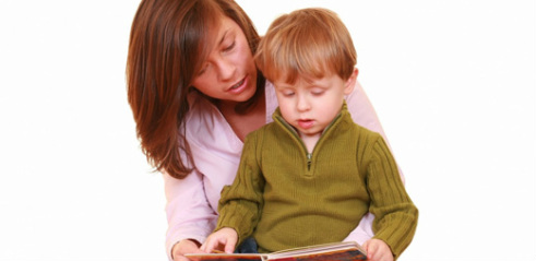 filho e mãe lendo juntos