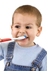 niño cepillando dientes